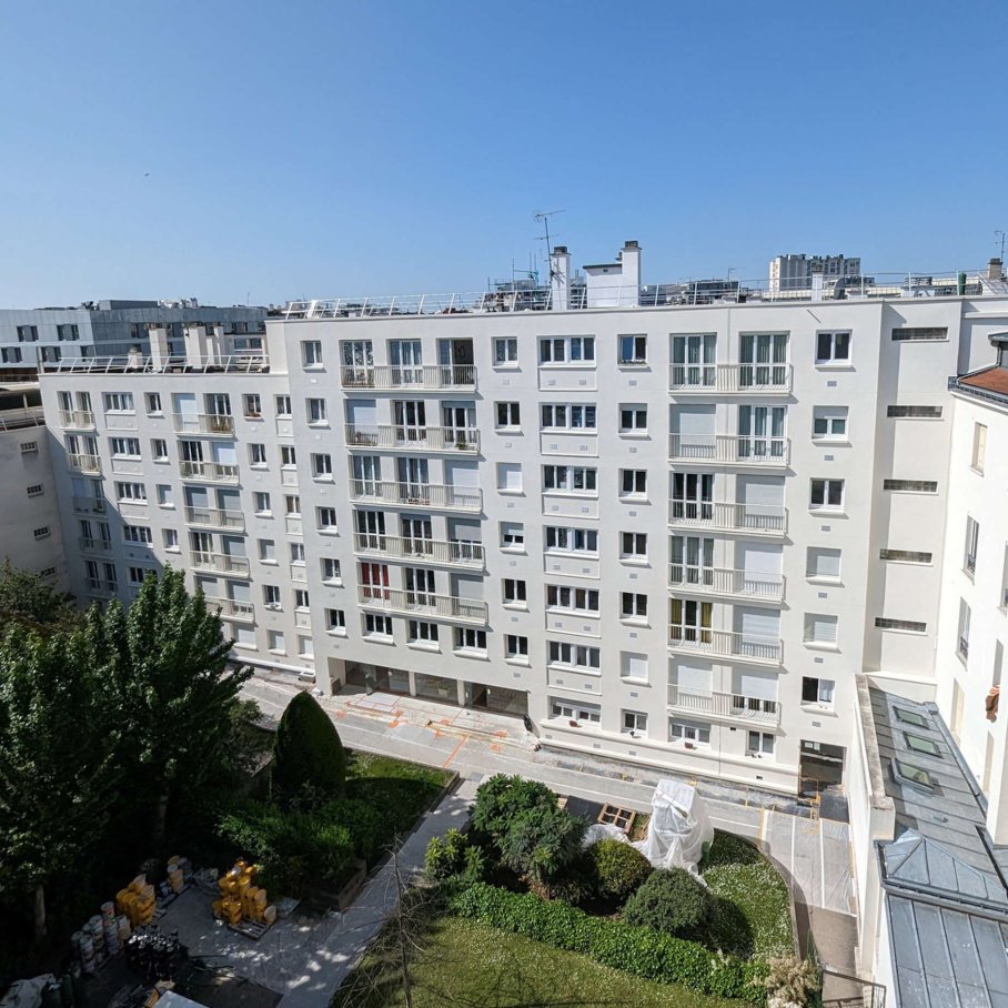 Vue de la façade de l'immeuble situé rue Boulitte à Paris 14e arrondissement